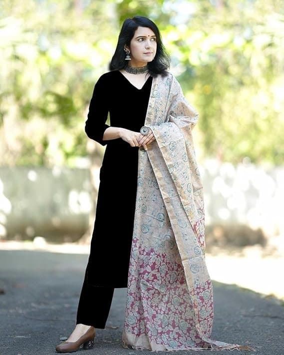 AureliaX Women’s Black & Beige Solid Kurta Set